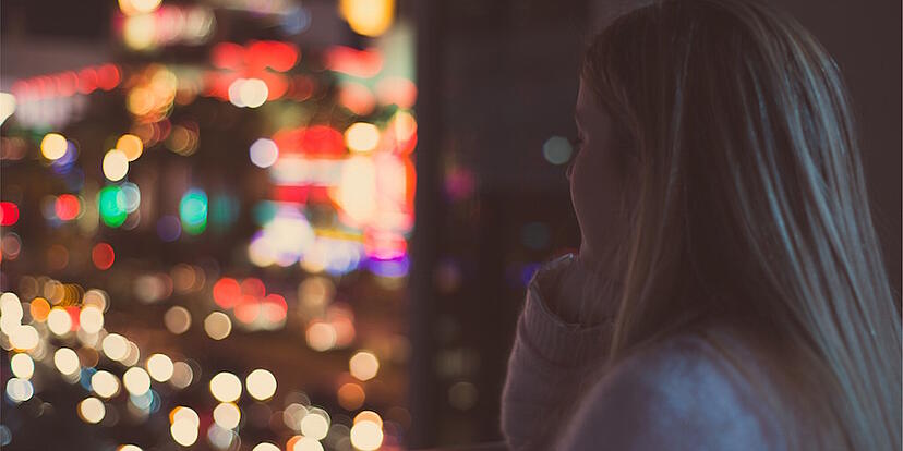 Woman_looking_at_traffic