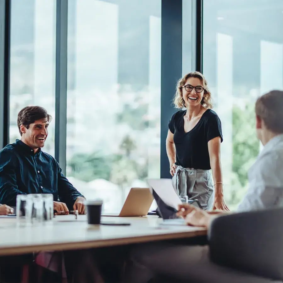 Business_people_having_casual_discussion