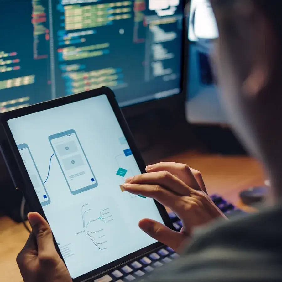 IT_specialist_software_developer_with_ipad-2