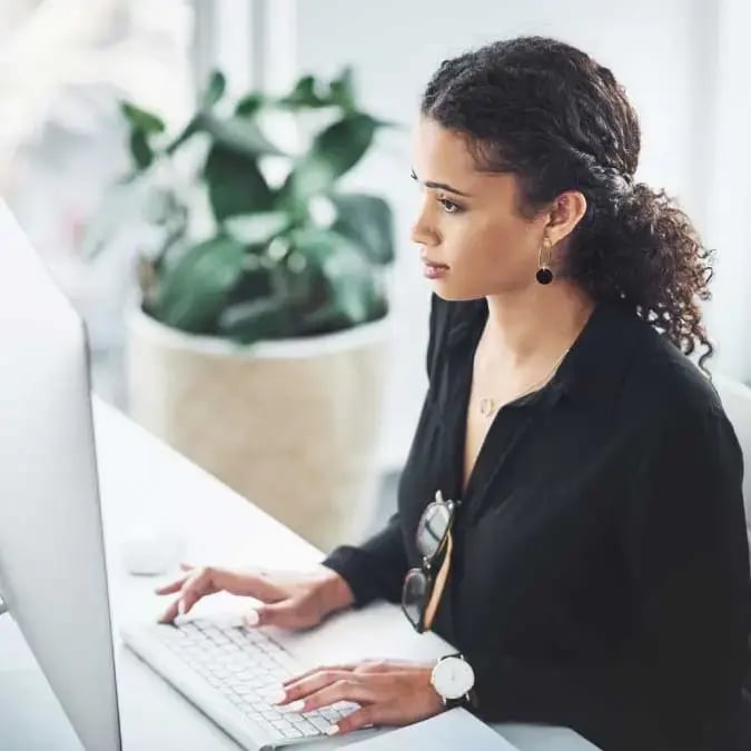 business_woman_at_desk
