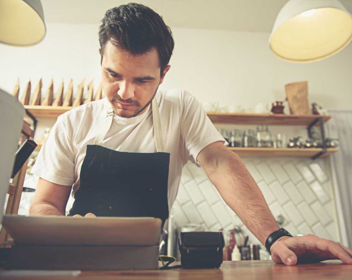 restaurant_worker_at_register