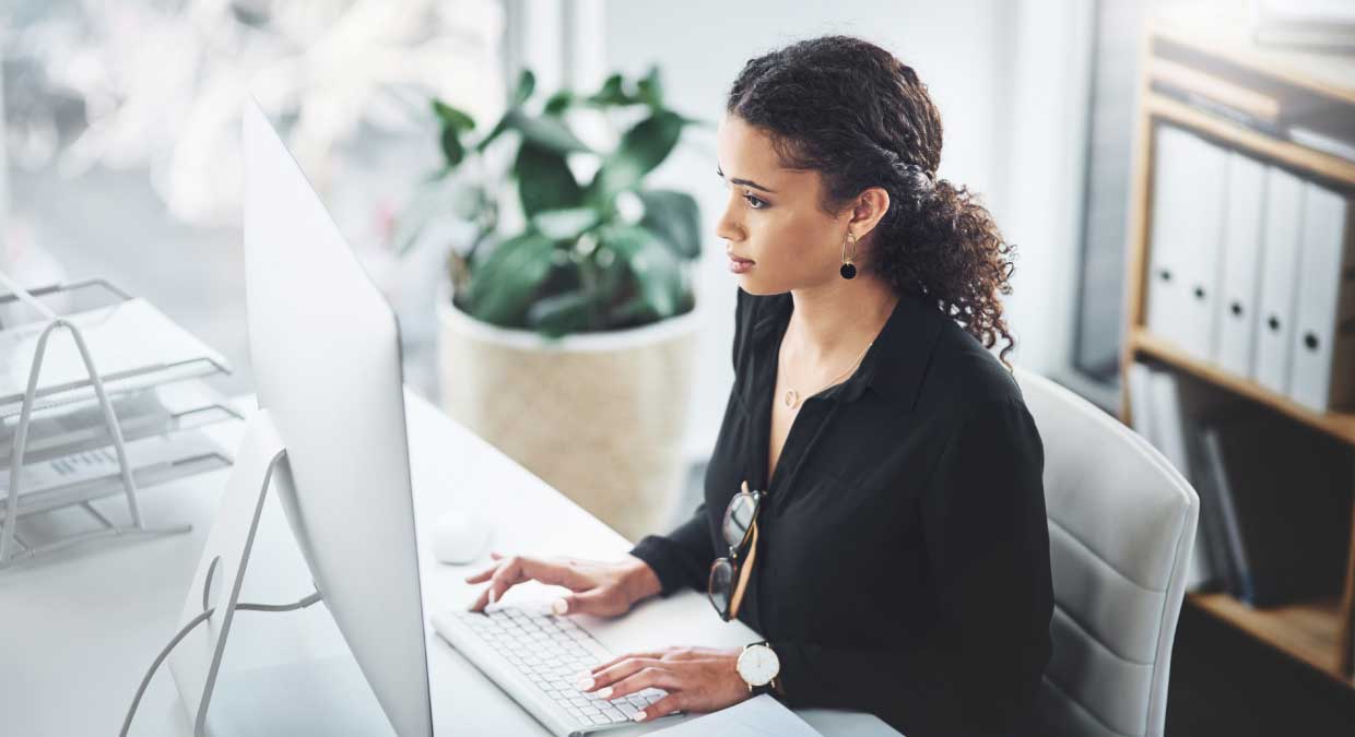 business_woman_at_desk