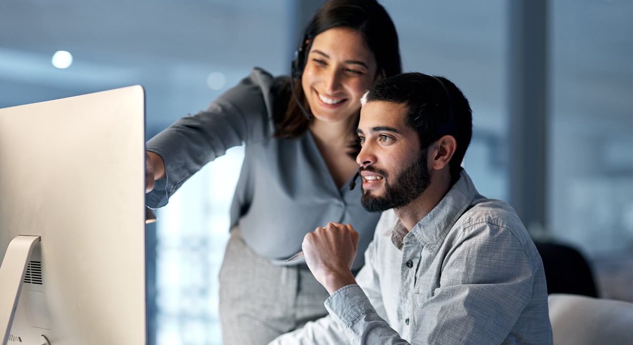 man_woman_in_front_of_computer